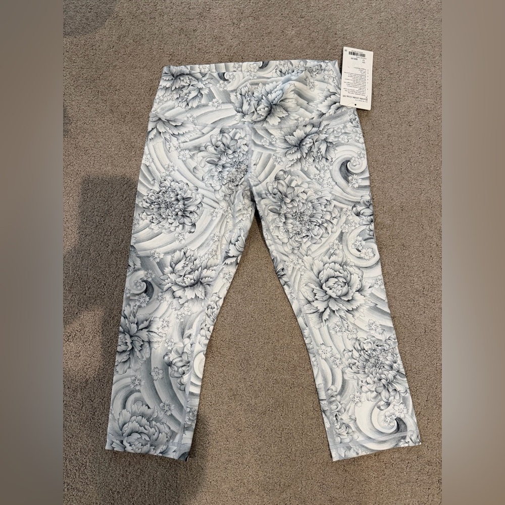 Lululemon Athletica Floral Wunder Under Crop in Gray and White